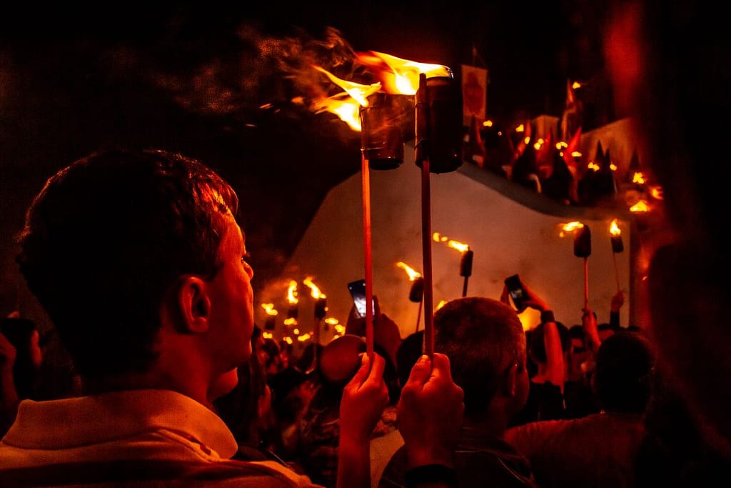 Festas Populares - Procissão do Fogaréu: Brasilidades – Descubra o Brasil de Leste a Oeste